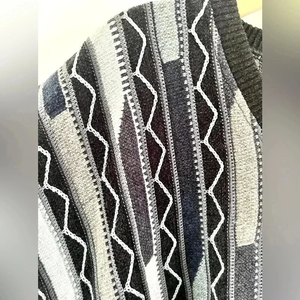 Tundra‎ Vintage Black & Gray Striped 3D Knit V- Neck Grandpa Sweater Size Large